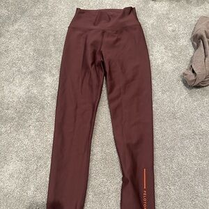 Peloton maroon leggings small